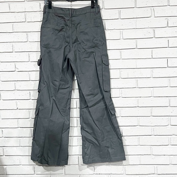 H&M Women’s Gray Cargo Pants - Picture 6 of 7